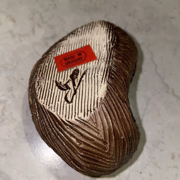 Artesania Rinconada Sea Otter Figurine with shell. Hand Carved Clay Pottery Sign - Picture 4 of 4